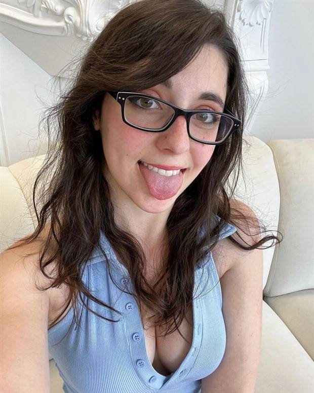 Hot Girls with Glasses #17 (29 photos)