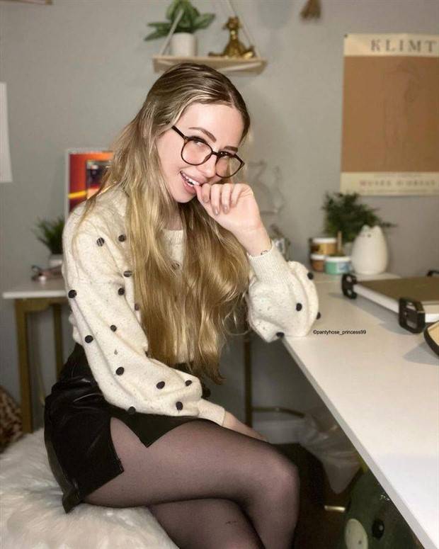 Hot Girls with Glasses #17 (29 photos)