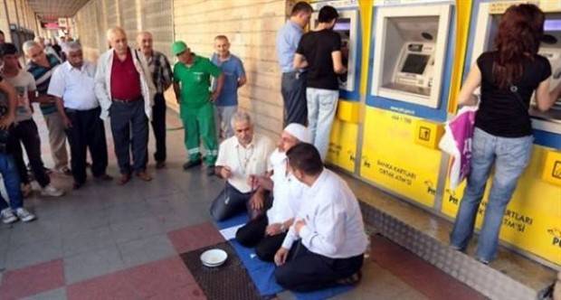 Eccentric Occurrences at ATMs (35 photos)