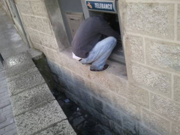 Eccentric Occurrences at ATMs (35 photos)