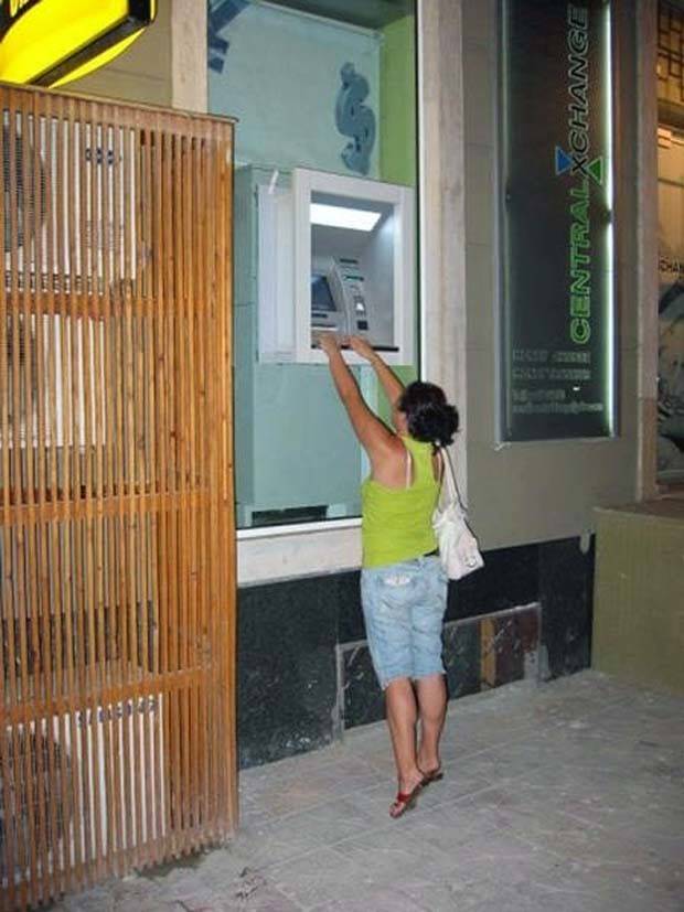 Eccentric Occurrences at ATMs (35 photos)
