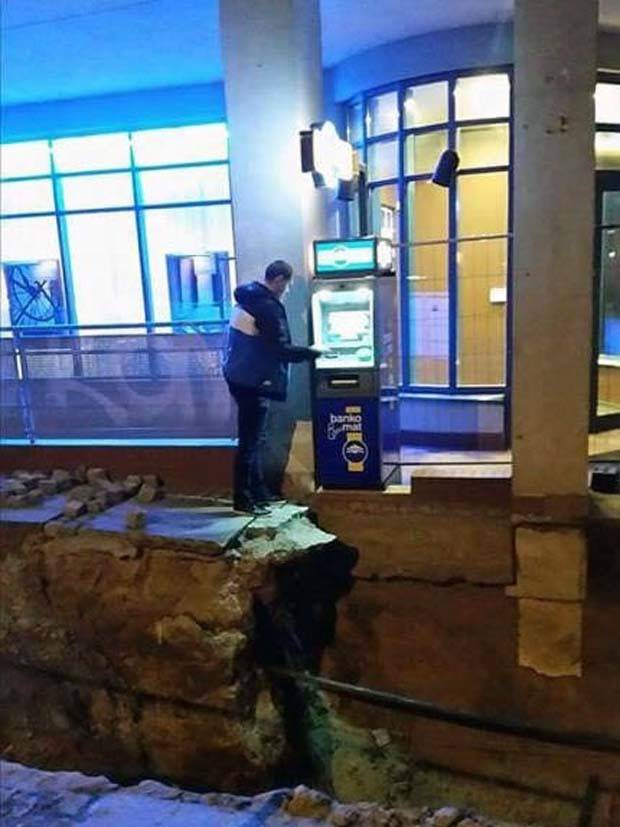 Eccentric Occurrences at ATMs (35 photos)