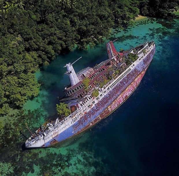 Captivating Scenes of Abandoned Ships (31 photos)