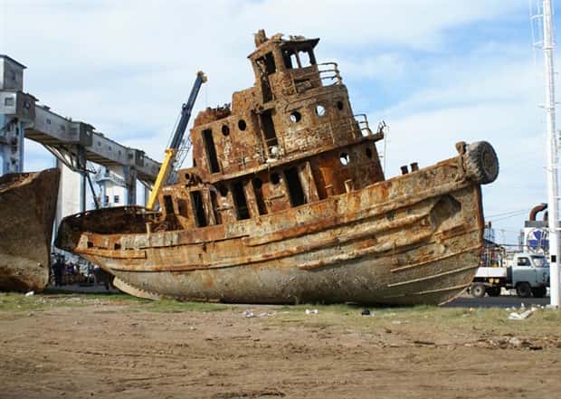 Captivating Scenes of Abandoned Ships (31 photos)