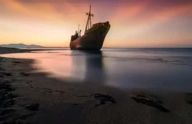 Captivating Scenes of Abandoned Ships (31 photos)