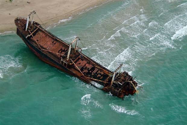 Captivating Scenes of Abandoned Ships (31 photos)