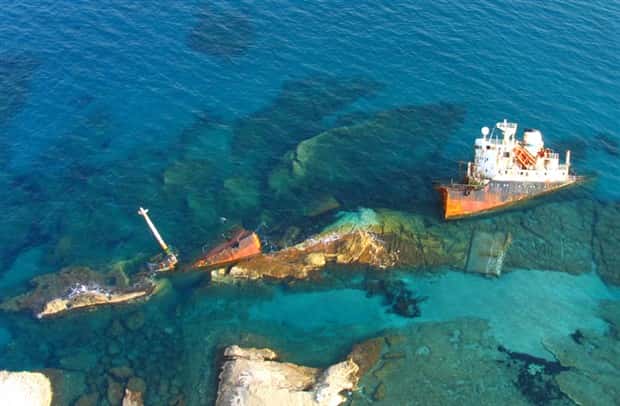 Captivating Scenes of Abandoned Ships (31 photos)