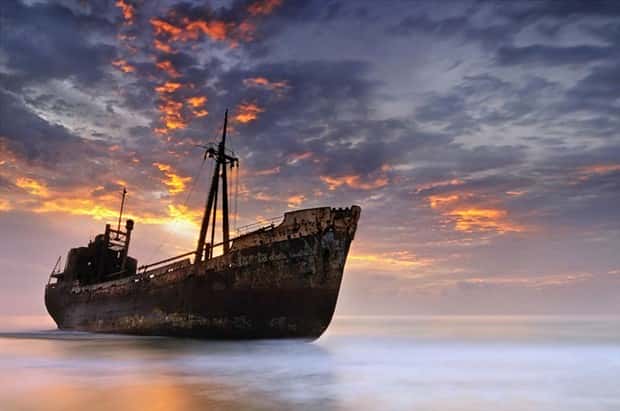 Captivating Scenes of Abandoned Ships (31 photos)