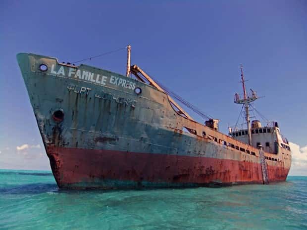 Captivating Scenes of Abandoned Ships (31 photos)