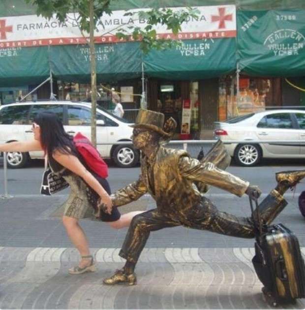 tourists and statues 1 Amusing Interactions Between Tourists and Statues (24 photos)