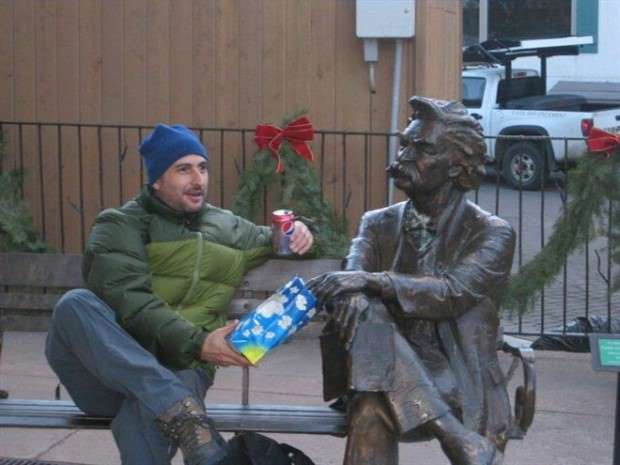 tourists and statues 10 Amusing Interactions Between Tourists and Statues (24 photos)
