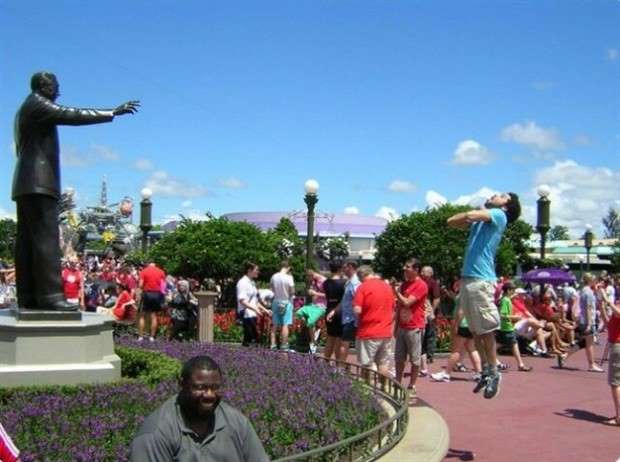 tourists and statues 11 Amusing Interactions Between Tourists and Statues (24 photos)