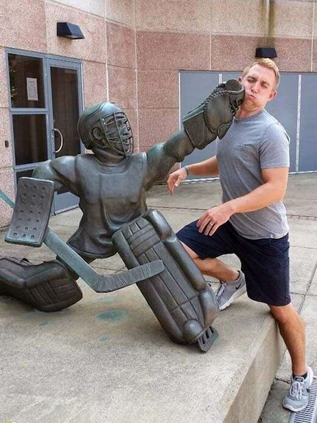 tourists and statues 13 Amusing Interactions Between Tourists and Statues (24 photos)