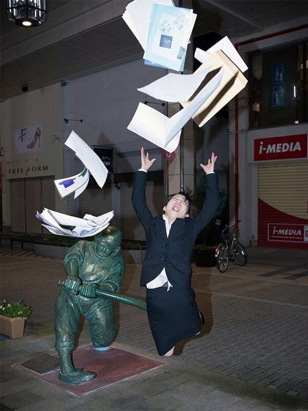 tourists and statues 16 Amusing Interactions Between Tourists and Statues (24 photos)