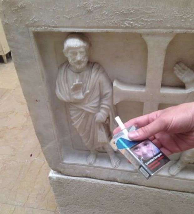 tourists and statues 17 Amusing Interactions Between Tourists and Statues (24 photos)