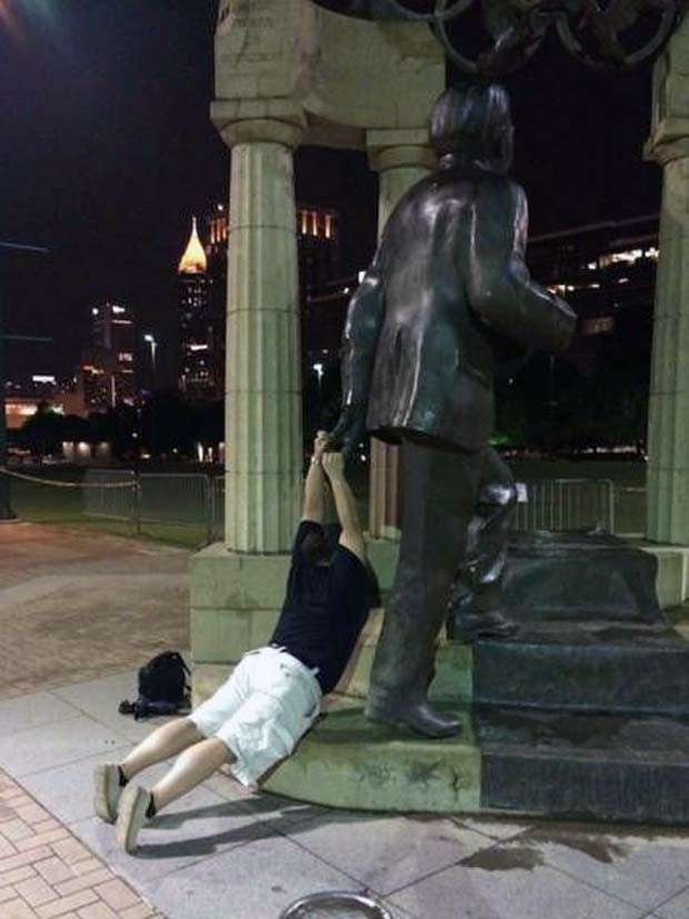 tourists and statues 18 Amusing Interactions Between Tourists and Statues (24 photos)
