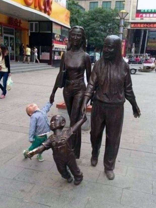 tourists and statues 2 Amusing Interactions Between Tourists and Statues (24 photos)