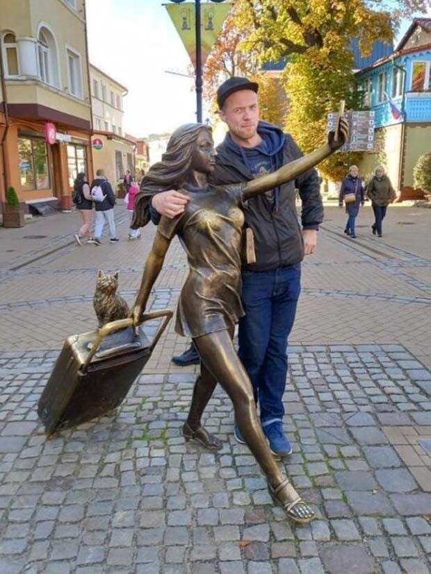 tourists and statues 21 Amusing Interactions Between Tourists and Statues (24 photos)
