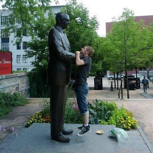 tourists and statues 23 Amusing Interactions Between Tourists and Statues (24 photos)