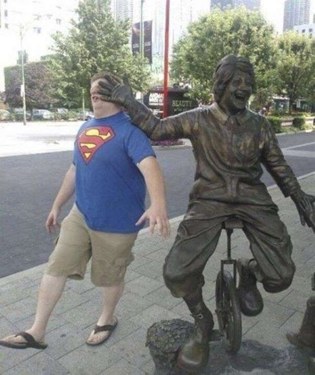 tourists and statues 4 Amusing Interactions Between Tourists and Statues (24 photos)