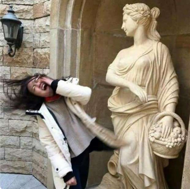 tourists and statues 5 Amusing Interactions Between Tourists and Statues (24 photos)