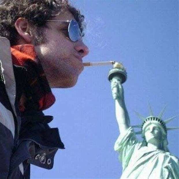 tourists and statues 7 Amusing Interactions Between Tourists and Statues (24 photos)