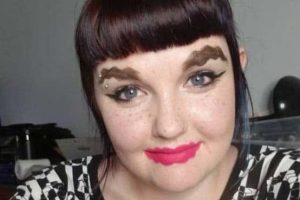 20 Women with Ridiculous Wavy Eyebrows (20 photos)