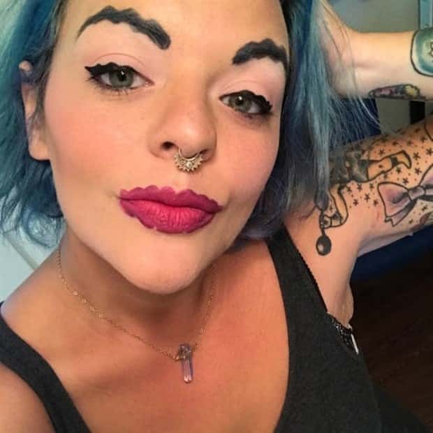 20 Women with Ridiculous Wavy Eyebrows (20 photos)
