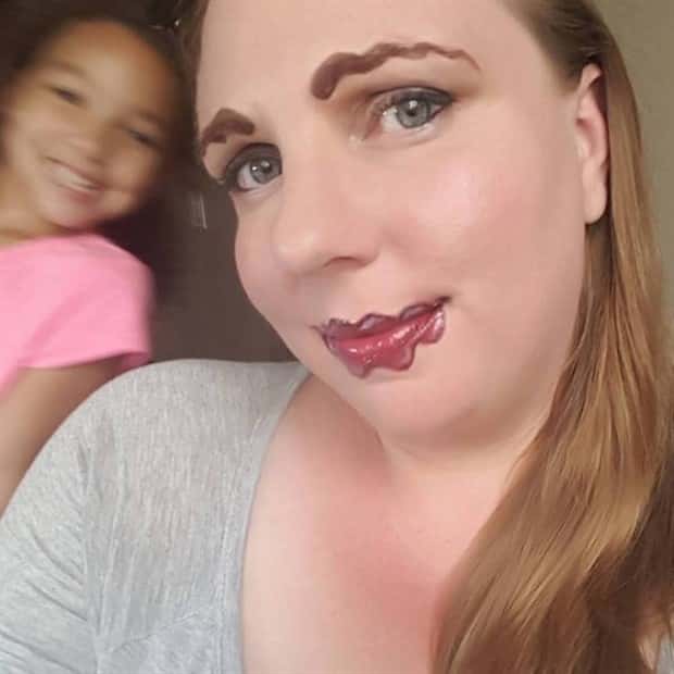 20 Women with Ridiculous Wavy Eyebrows (20 photos)