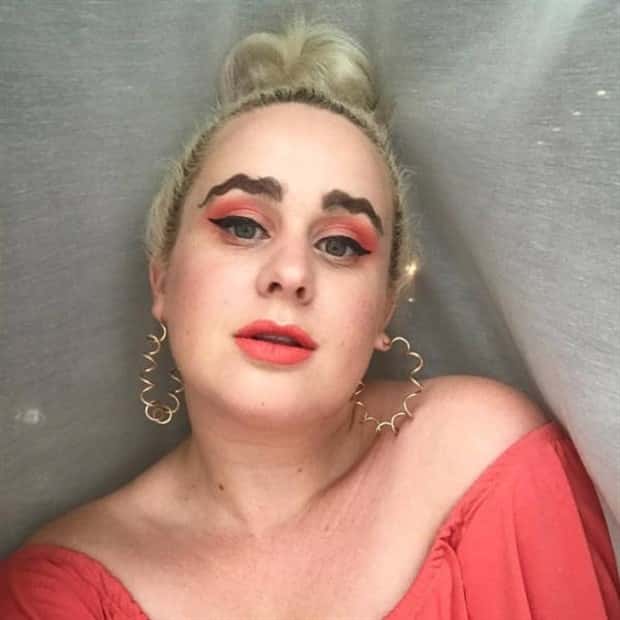 20 Women with Ridiculous Wavy Eyebrows (20 photos)