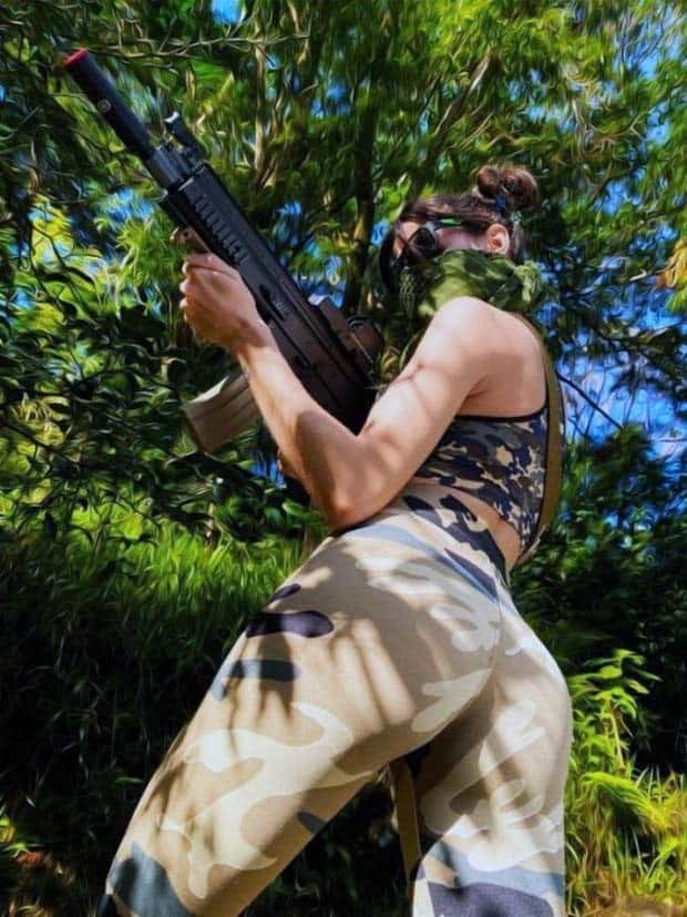 Hot Girls with Guns #11 (26 photos)
