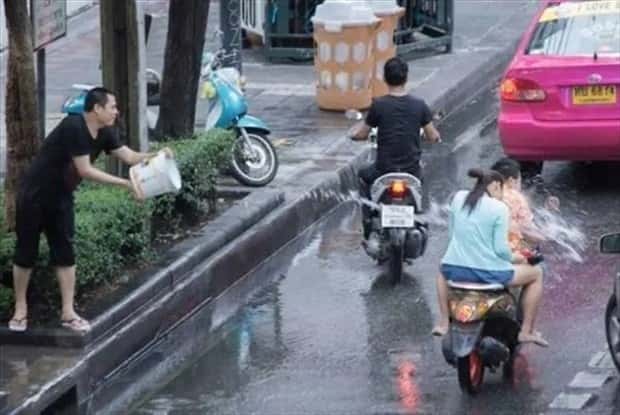 people being jerks 11 30 Times People Were Complete Jerks (30 photos)