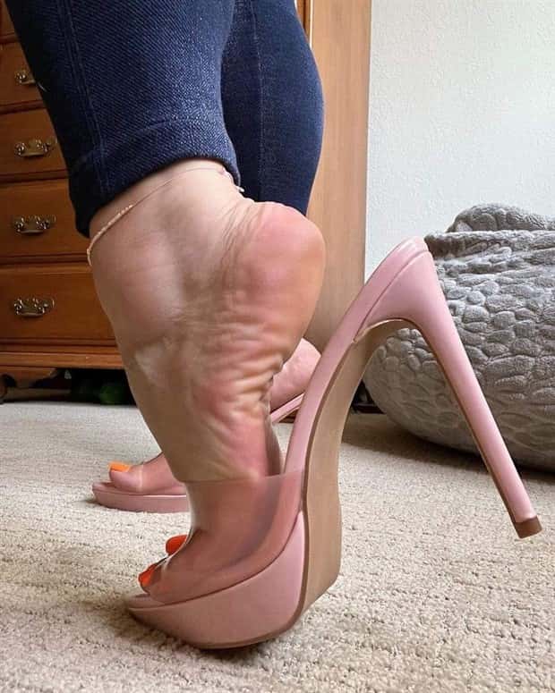 Hot Girls in High Heels #9 (24 photos)