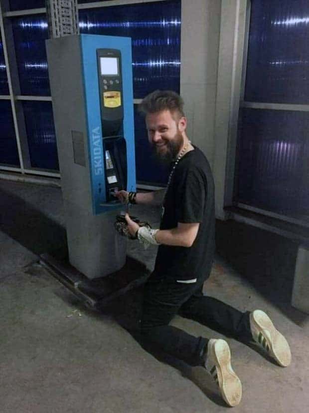 Unique Experiences Only Tall People Understand (25 photos)