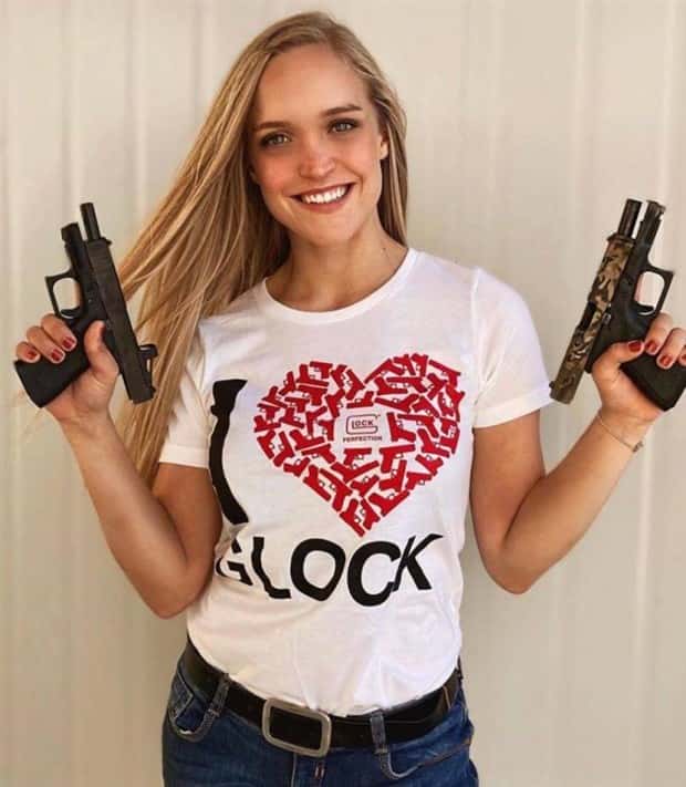 hot girls love guns 18 Hot Girls with Guns #12 (23 photos)