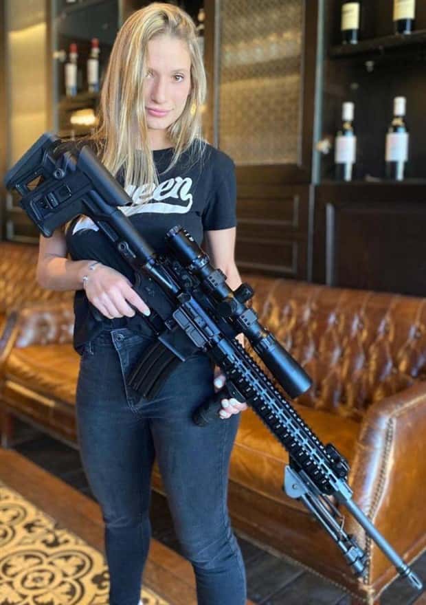 hot girls love guns 20 Hot Girls with Guns #12 (23 photos)