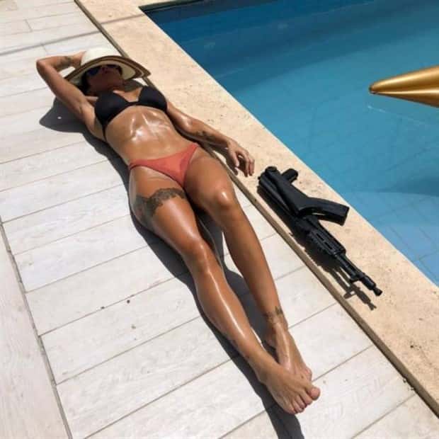 hot girls love guns 3 Hot Girls with Guns #12 (23 photos)
