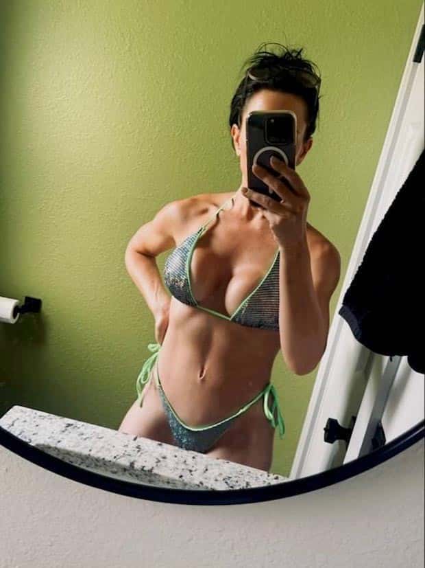 selfie girls 10 Hot Girls Taking a Selfie #1 (23 photos)