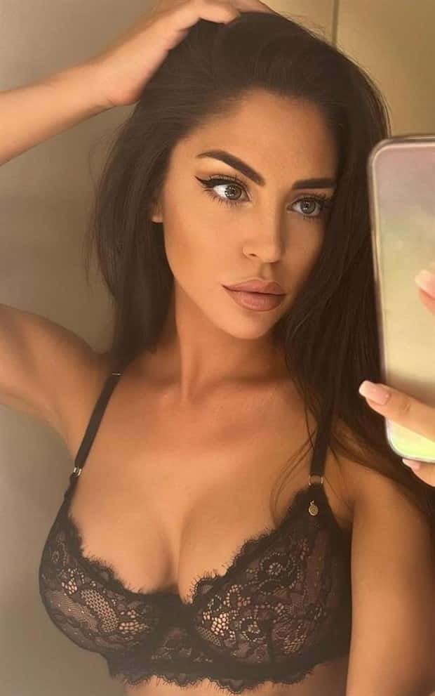 selfie girls 14 Hot Girls Taking a Selfie #1 (23 photos)