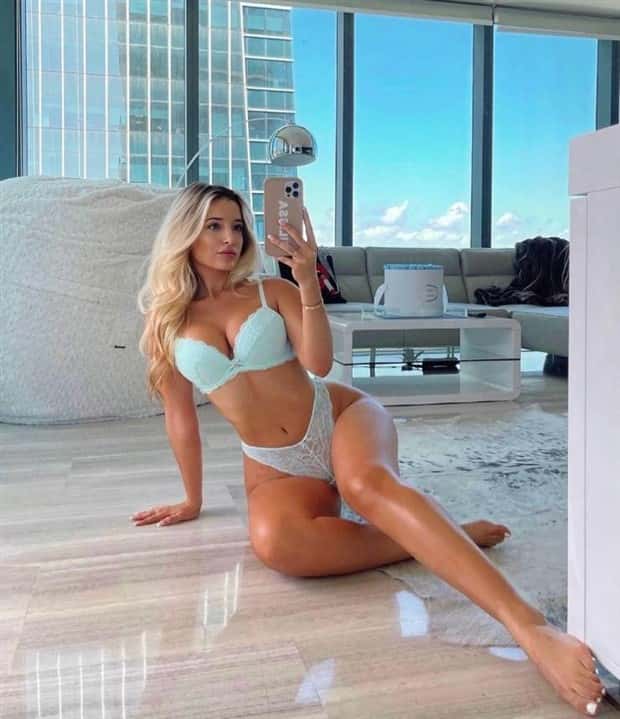 selfie girls 15 Hot Girls Taking a Selfie #1 (23 photos)