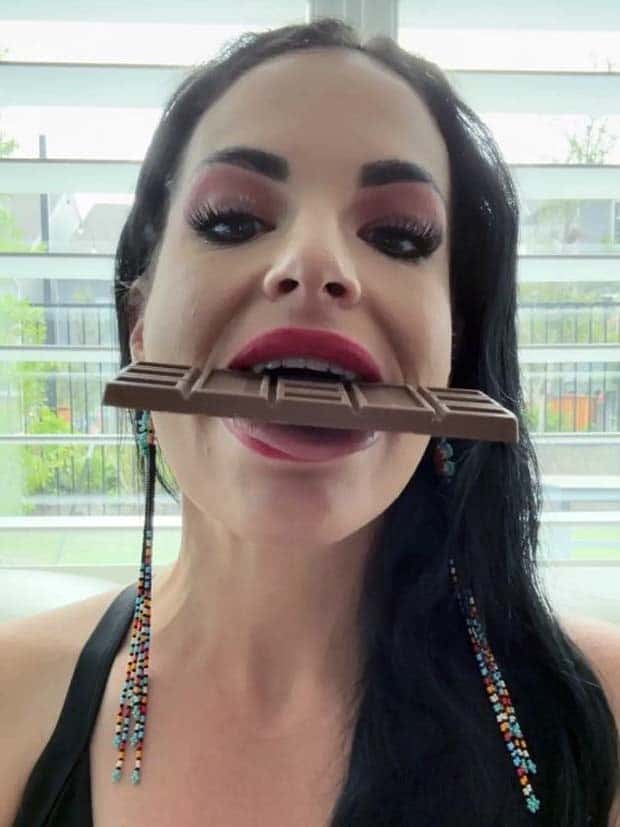 The Worlds Widest Female Tongue Belongs to Brittany Lacayo (12 photos)