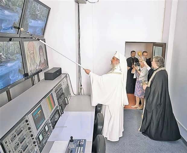 Orthodox Priests Blessing Weird Stuff (32 photos)