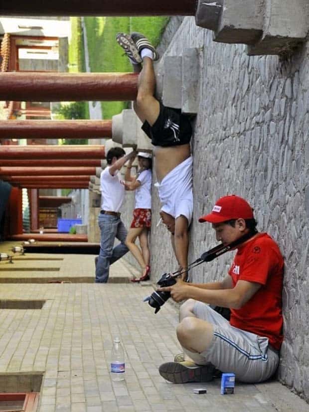 forced perspective 17 Forced Perspective Creates Stunning Illusions (28 photos)