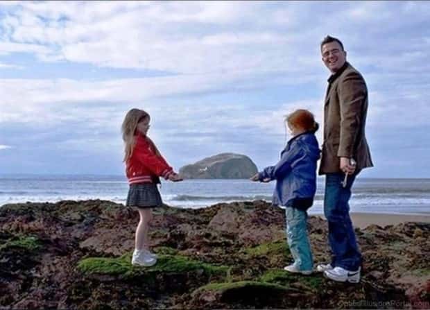 forced perspective 22 Forced Perspective Creates Stunning Illusions (28 photos)
