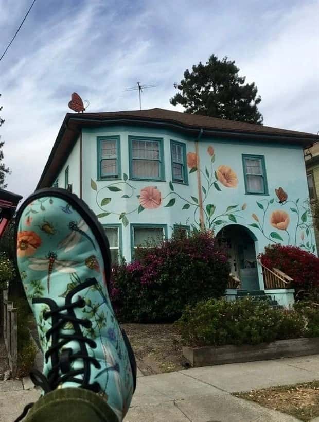 Funny Coincidences When People Blend Into Their Surroundings (27 photos)