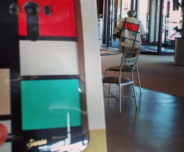 Funny Coincidences When People Blend Into Their Surroundings (27 photos)