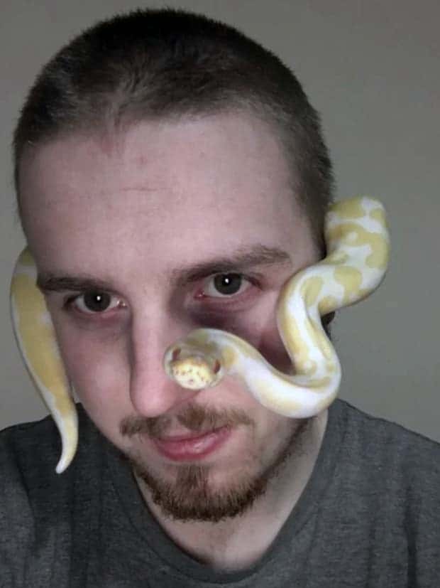 people covered in snakes 17 21 Hair Raising Images of People Covered in Snakes (21 photos)