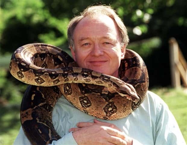 people covered in snakes 19 21 Hair Raising Images of People Covered in Snakes (21 photos)