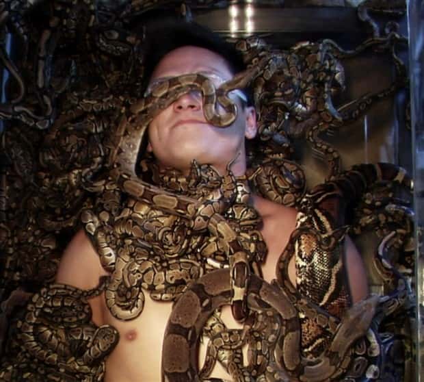 people covered in snakes 20 21 Hair Raising Images of People Covered in Snakes (21 photos)