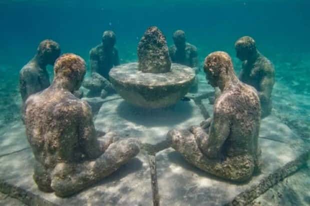 Forgotten Statues Resting Underwater (20 photos)